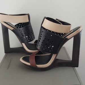 NEW!!! BCBG Maxazria Meteur Wedges
